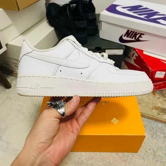 EUC Women’s Size 8 (Euro Sz 39) Nike Air Force 1 Low 07’ Sneakers Triple White - Picture 9 of 15